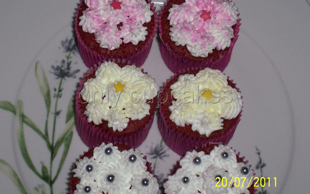Cupcakes Red Velvet (veludo vermelho) com frutas vermelhas e chantilly