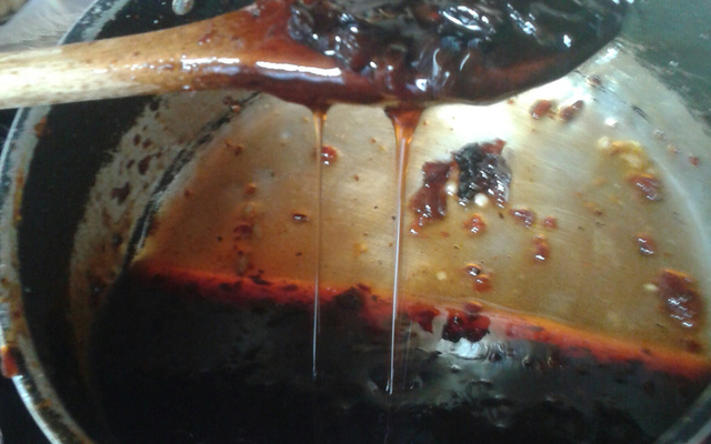 Calda de ameixa e uva passa ao vinho