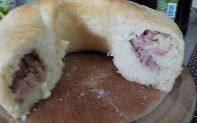 Pão de linguiça, queijo minas e erva doce