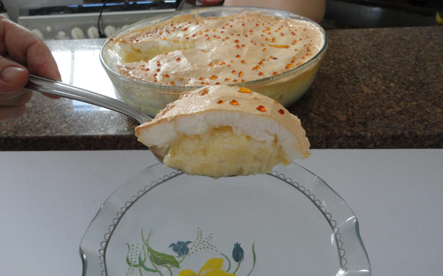 Tortura de abacaxi com coco