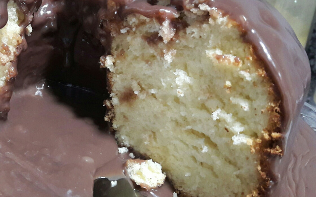 Bolo branco com cobertura de brigadeiro e chocolate branco