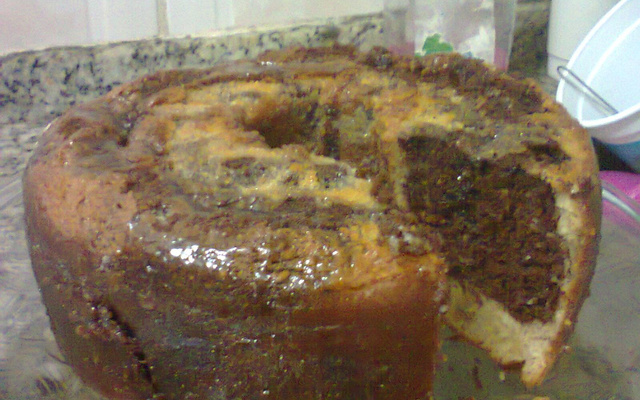 Bolo mesclado de coco e chocolate