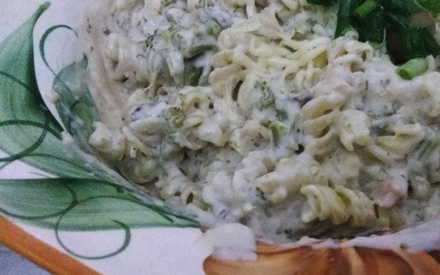 Macarrão com brócolis e creme branco