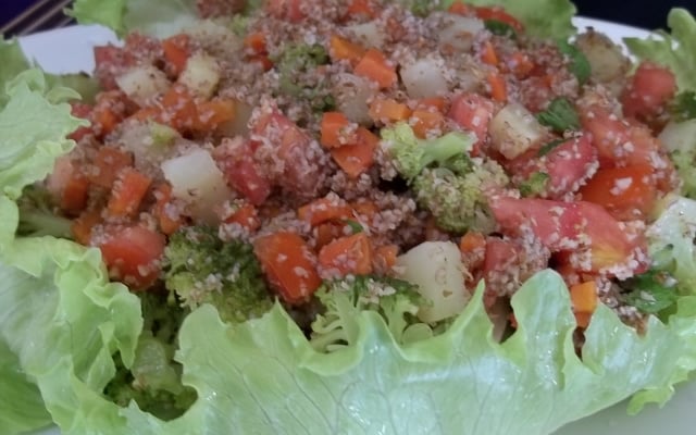 Salada de triguilho (trigo para quibe) e legumes
