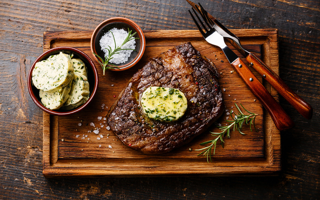 Manteiga temperada para carnes