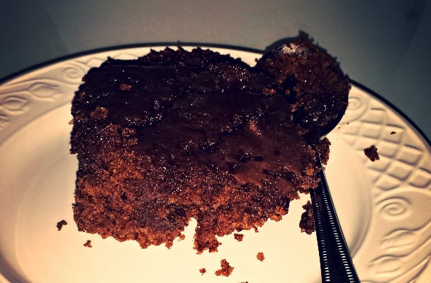 Bolo integral de chocolate com açúcar mascavo e aveia