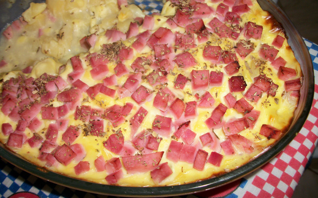 Batata gratinada com molho de queijo e presunto