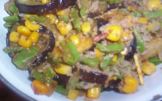 Salada de berinjela e atum