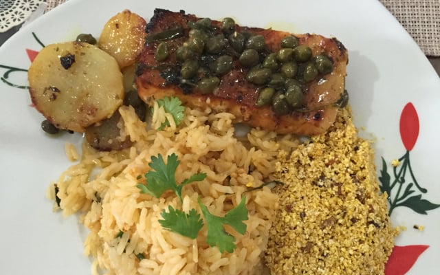 Salmão com molho de alcaparras