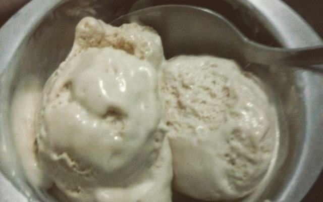 Sorvete de caramelo (sem ovos, sem máquina)