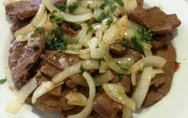 Fígado de gado acebolado