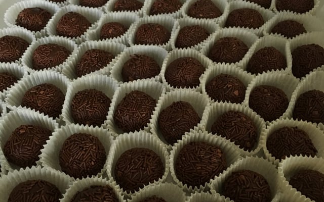 Brigadeiro Gourmet: Nozes, Meio amargo, tradicional, amendoim (paçoquita) e amêndoa