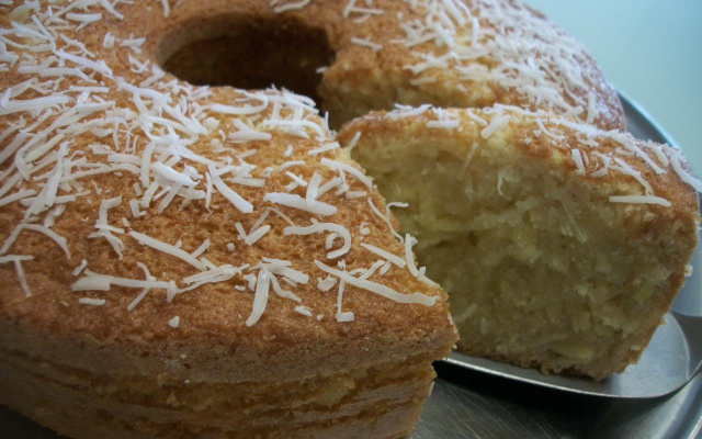 Bolo de mandioca com coco