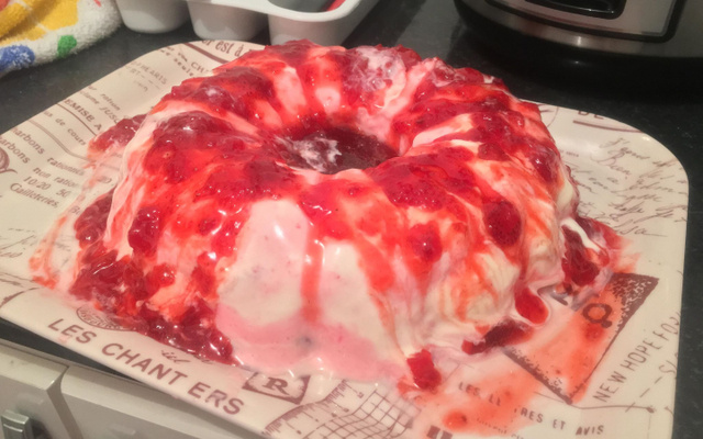 Pudim de iogurte com calda de morango