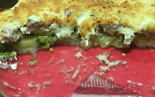 Brócolis com batata e pernil suíno gratinado