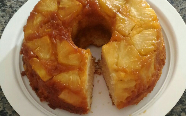 Bolo de abacaxi caramelizado