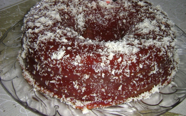 Bolo de queijo com cobertura de goiabada e queijo