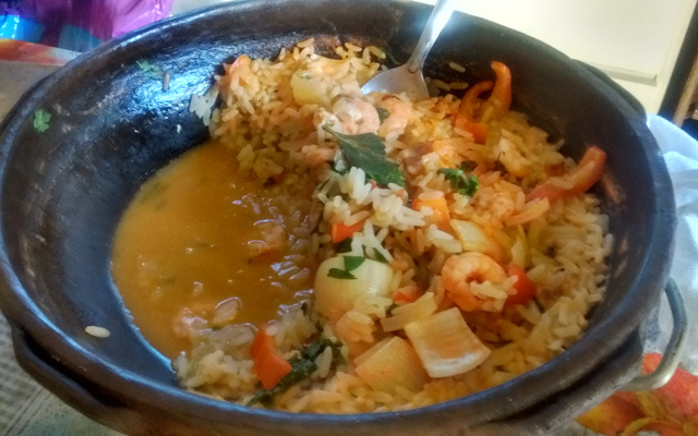 Arroz tamborilado na panela de barro