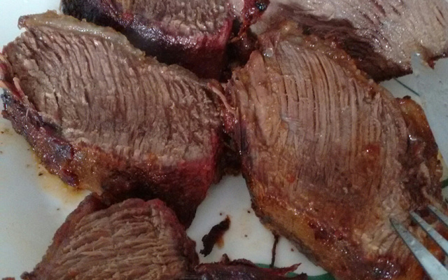 Picanha assada acompanhada de salada suave