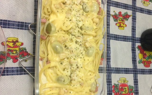 Macarrão com presunto e molho branco