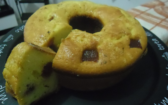 Bolo de fubá com goiabada