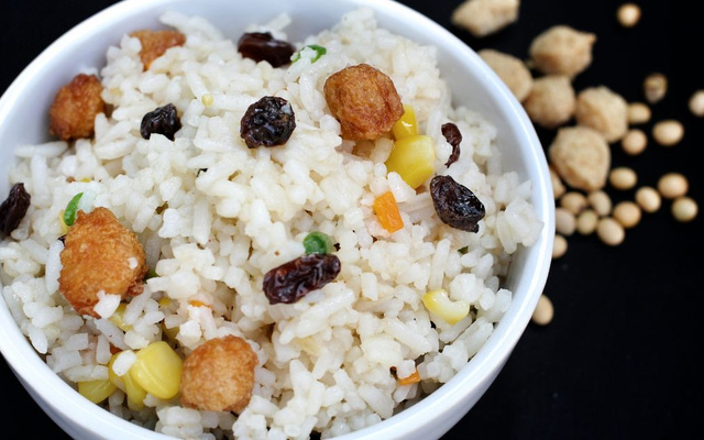 Arroz com milho e uva passa