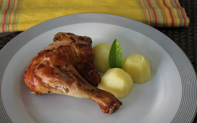 Coxa e sobrecoxa de frango ao curry