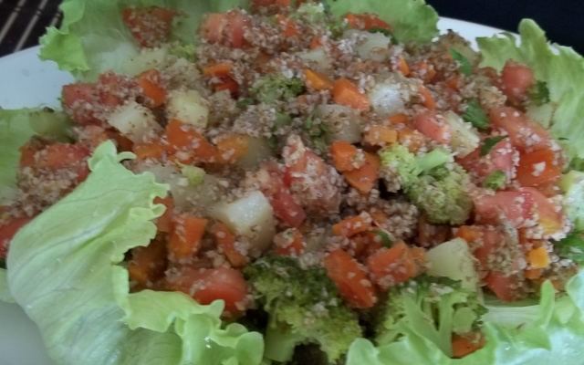 Salada de triguilho (trigo para quibe) e legumes