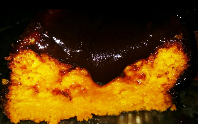 Bolo de cenoura com calda de chocolate