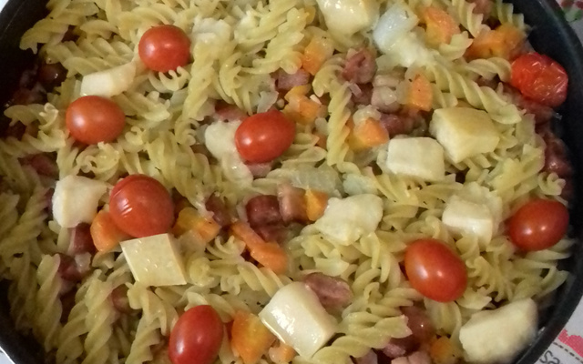 Macarrão alho e óleo ao forno com linguiça e queijo