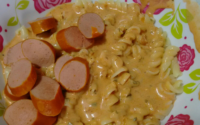 Macarrão com salsicha e creme de leite