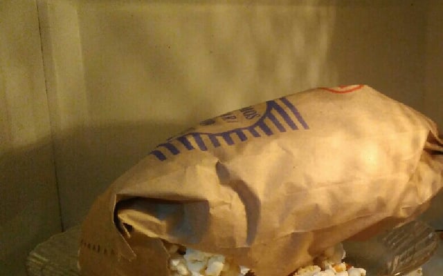 Pipoca sem óleo feita no micro-ondas