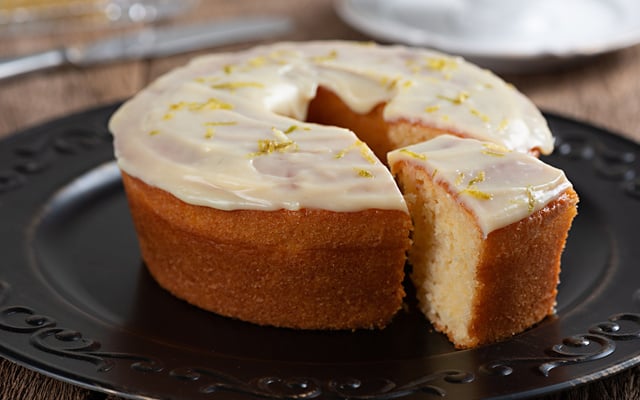 Bolo de limão com cobertura cremosa
