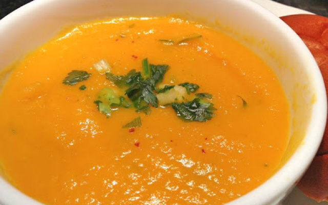 Caldo de cenora com queijo