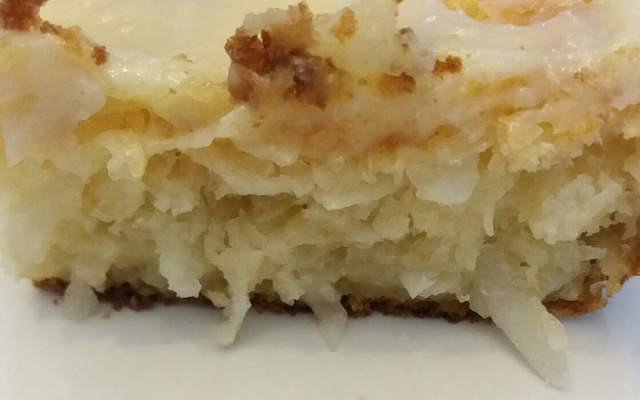 Bolo de aipim com coco cremoso