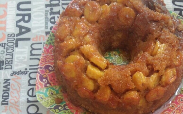 Bolo de banana com calda