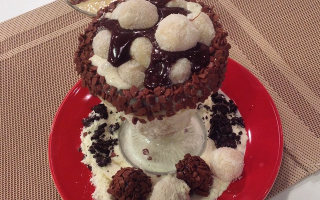 Sorvete de leite em pó na travessa