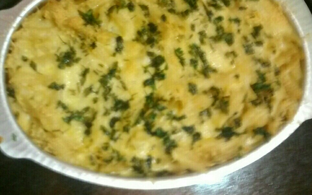 Macarrão ao molho bechamel com mussarela