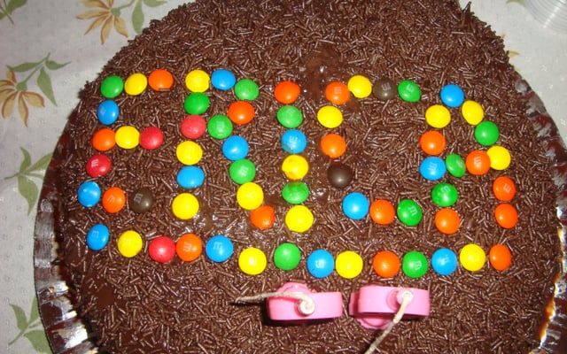 Bolo de chocolate com recheio de beijinho e pêssego