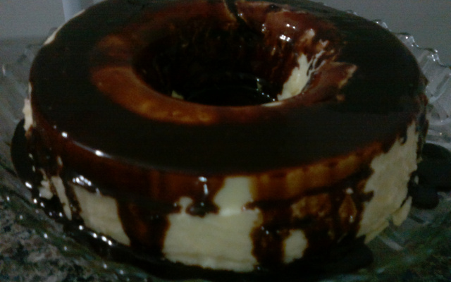 Pudim de coco com cobertura de chocolate