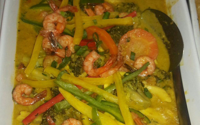 Anéis de lula com camarão ao curry