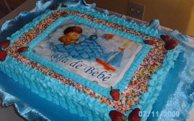 Bolo de creme com morango e cereja