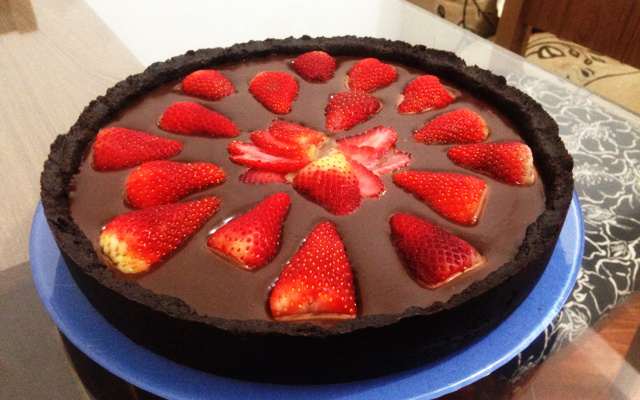 Torta de biscoito de chocolate recheado de baunilha, chocolate e morangos