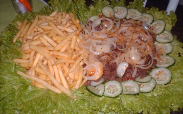 Filé com fritas e legumes