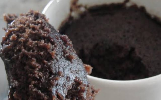 “Brownie” de caneca sem fermento e sem ovo