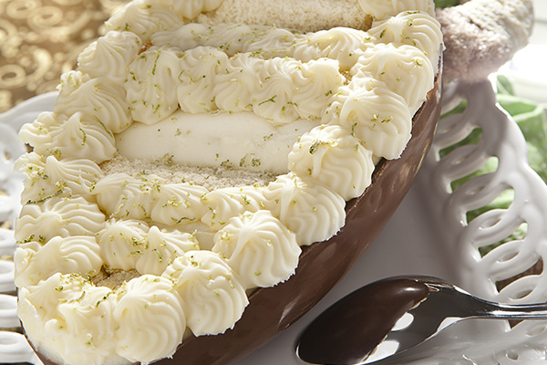 Bolo trufado de limão no ovo de chocolate