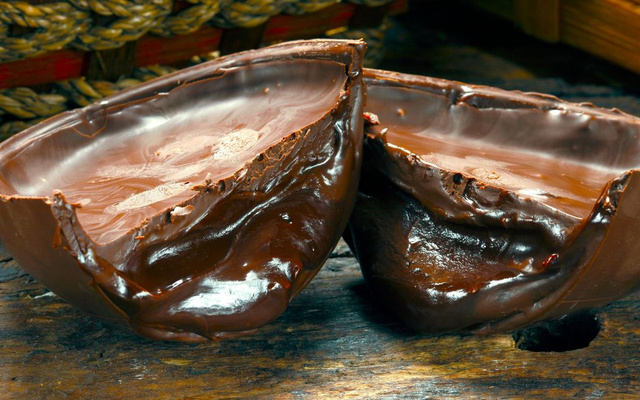 Ovo de Páscoa recheado com trufa