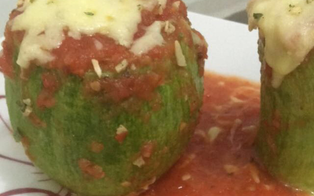 Abobrinha recheada com carne moída