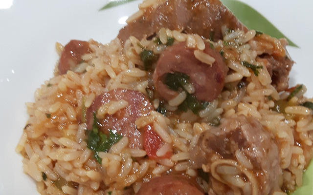 Arroz com coxa de peru e calabresa