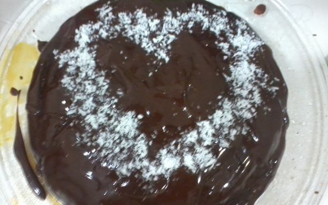 Bolo de chocolate com cobertura de chocolate e recheio de coco